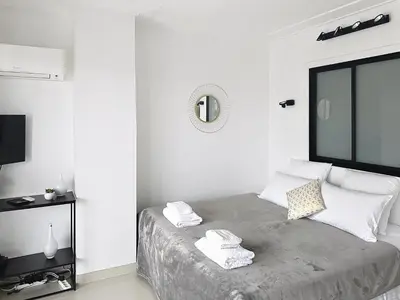 Un ou plusieurs lits dans un hébergement de l'établissement Studio apartment on La Croisette with terrace