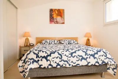 Un ou plusieurs lits dans un hébergement de l'établissement Les Voiles d Azur, Duplex moderne avec vue sur le port et la mer, à 2 minutes des plages
