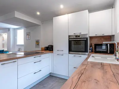 Cuisine ou kitchenette dans l'établissement Jolie maison familiale - 2km port et plages - CX