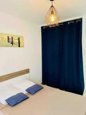 Un ou plusieurs lits dans un hébergement de l'établissement Charming apartment 100m from the beach