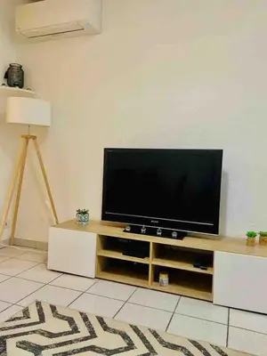 Télévision ou salle de divertissement dans l'établissement Charming apartment 100m from the beach