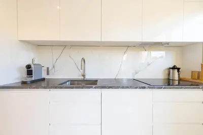 Cuisine ou kitchenette dans l'établissement Spacious 2-Br Apartment in a Residence with Pool