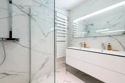 Salle de bains dans l'établissement Spacious 2-Br Apartment in a Residence with Pool