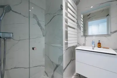 Salle de bains dans l'établissement Spacious 2-Br Apartment in a Residence with Pool