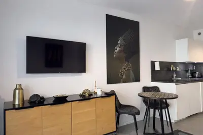 Cuisine ou kitchenette dans l'établissement BEAUTIFUL 1 - BR APARTMENT - Next To Rue Antibes