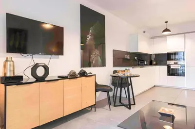 Cuisine ou kitchenette dans l'établissement BEAUTIFUL 1 - BR APARTMENT - Next To Rue Antibes