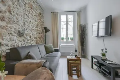 Télévision ou salle de divertissement dans l'établissement VIEUX MURS - Brand new flat for 4, AC, WIFI center old Antibes