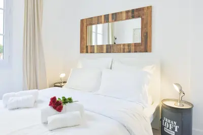 Un ou plusieurs lits dans un hébergement de l'établissement VIEUX MURS - Brand new flat for 4, AC, WIFI center old Antibes
