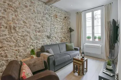 Coin salon dans l'établissement VIEUX MURS - Brand new flat for 4, AC, WIFI center old Antibes