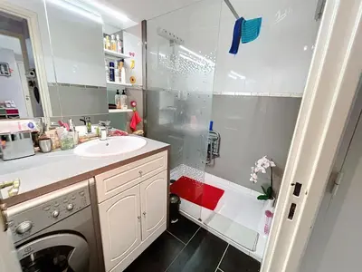 Salle de bains dans l'établissement Cosy 1 bedroom Republique 236