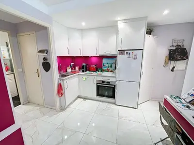 Cuisine ou kitchenette dans l'établissement Cosy 1 bedroom Republique 236