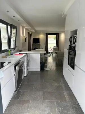 Cuisine ou kitchenette dans l'établissement AgarrusRentals 70m2, 2 chambres pour 4 Personnes avec bébé avec Terrasses a 200m des Plages, Palmbee Cannes