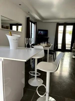 Télévision ou salle de divertissement dans l'établissement AgarrusRentals 70m2, 2 chambres pour 4 Personnes avec bébé avec Terrasses a 200m des Plages, Palmbee Cannes