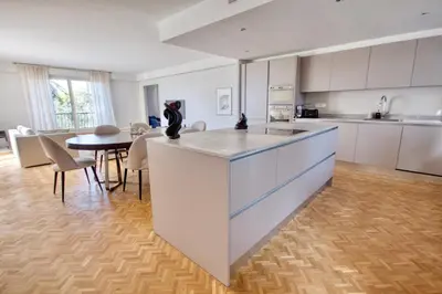 Cuisine ou kitchenette dans l'établissement Villa Magnolia Apartment Cannes Film Festival Private Pool