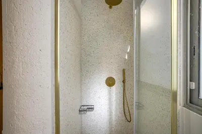 Salle de bains dans l'établissement Perle rare au coeur de la pinede