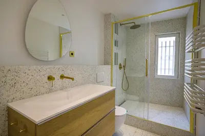 Salle de bains dans l'établissement Perle rare au coeur de la pinede
