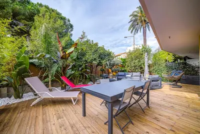 Jardin de l'établissement Perle rare au coeur de la pinede