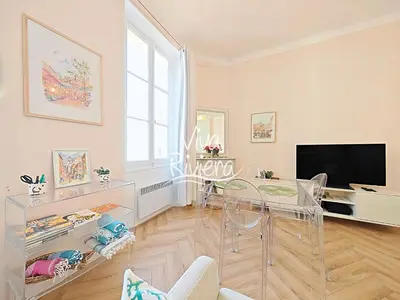 Télévision ou salle de divertissement dans l'établissement Viva Riviera 5 Rue Florian