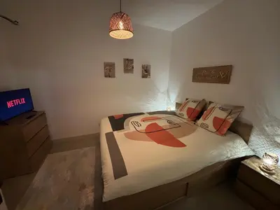 Un ou plusieurs lits dans un hébergement de l'établissement Cosy Apartment in Cannes, AC, WiFi, 15min Palais