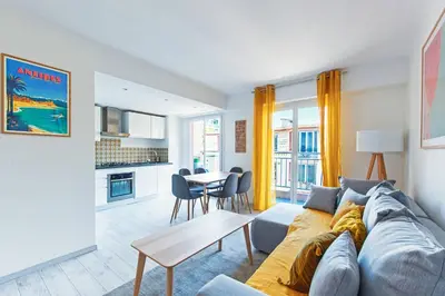 Coin salon dans l'établissement MILADY-Perle neuve, wifi, climatisée, Centre d'Antibes au calme