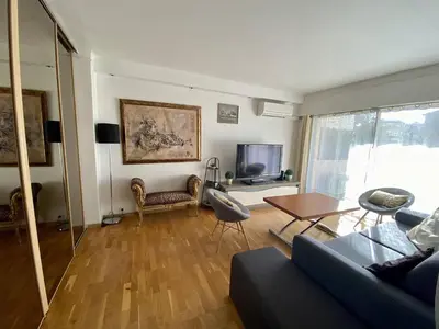Télévision ou salle de divertissement dans l'établissement Cannes proche Croisette - 2P tout confort terrasse