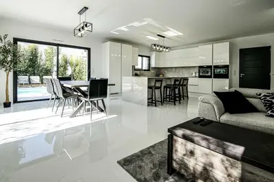 Cuisine ou kitchenette dans l'établissement LX133 Villa jardin, piscine privée et calme absolu