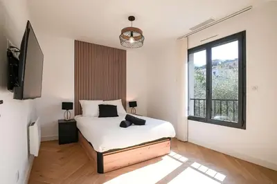 Un ou plusieurs lits dans un hébergement de l'établissement LX133 Villa jardin, piscine privée et calme absolu