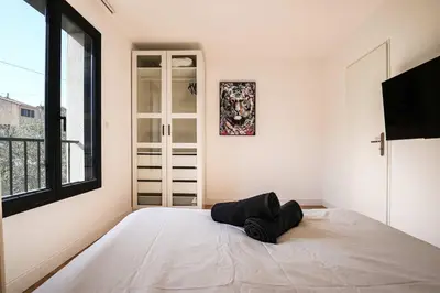 Un ou plusieurs lits dans un hébergement de l'établissement LX133 Villa jardin, piscine privée et calme absolu