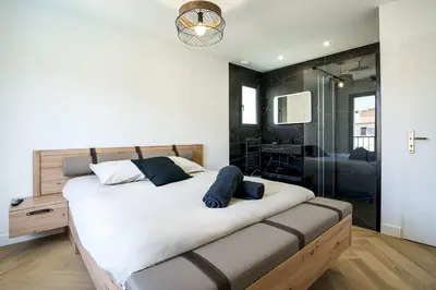 Un ou plusieurs lits dans un hébergement de l'établissement LX133 Villa jardin, piscine privée et calme absolu