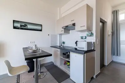 Cuisine ou kitchenette dans l'établissement GRAND PALAIS - Beautiful top floor studio - Sea front with AC