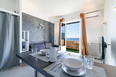 Vue générale sur la mer ou vue sur la mer prise depuis l'appartement