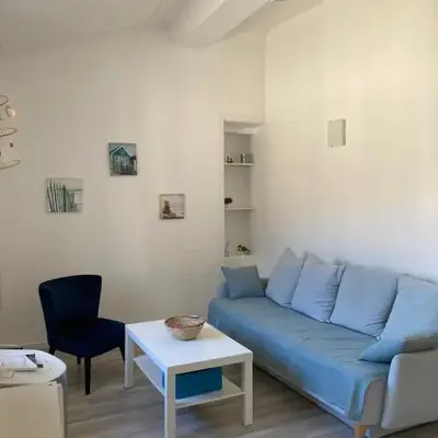 Bright and airy apartment for 2 guests near Marché Provencal