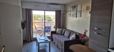 Coin salon dans l'établissement Appartement avec Vue Cap d'Antibes