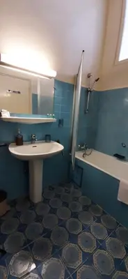 Salle de bains dans l'établissement Winter Palace