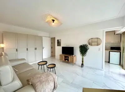 Cuisine ou kitchenette dans l'établissement Studio moderne à Juan les Pins - 30 m² avec balcon