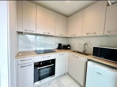 Cuisine ou kitchenette dans l'établissement Studio moderne à Juan les Pins - 30 m² avec balcon