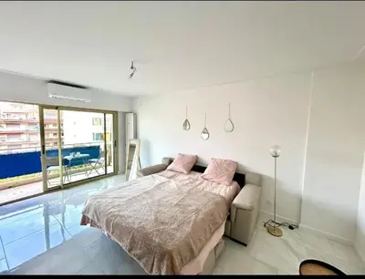 Un ou plusieurs lits dans un hébergement de l'établissement Studio moderne à Juan les Pins - 30 m² avec balcon