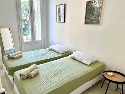 Un ou plusieurs lits dans un hébergement de l'établissement Appartement moderne à Juans les Pins de 60 m² avec parking