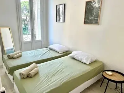 Un ou plusieurs lits dans un hébergement de l'établissement Appartement moderne à Juans les Pins de 60 m² avec parking