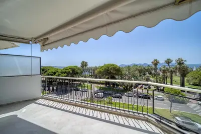 Balcon ou terrasse dans l'établissement REF 2012 - Cannes Croisette - Apartment to rent sea view