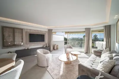 Coin salon dans l'établissement REF 2012 - Cannes Croisette - Apartment to rent sea view