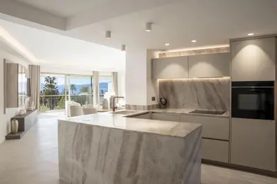 Cuisine ou kitchenette dans l'établissement REF 2012 - Cannes Croisette - Apartment to rent sea view