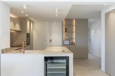 Cuisine ou kitchenette dans l'établissement REF 2012 - Cannes Croisette - Apartment to rent sea view