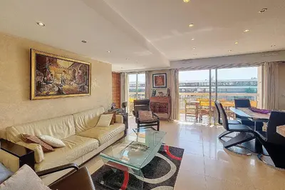 Coin salon dans l'établissement HENRI CAMILLE REAL ESTATE - Kent - Huge 2 bedrooms appt - 5 min Croisette