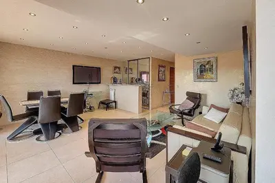 Télévision ou salle de divertissement dans l'établissement HENRI CAMILLE REAL ESTATE - Kent - Huge 2 bedrooms appt - 5 min Croisette