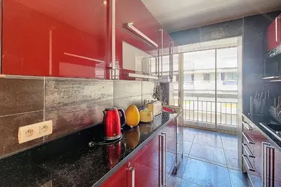 Cuisine ou kitchenette dans l'établissement HENRI CAMILLE REAL ESTATE - Kent - Huge 2 bedrooms appt - 5 min Croisette