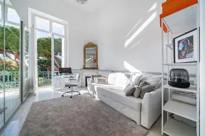 Coin salon dans l'établissement Prestige Cannes Alexandre III Terrace 2bdr by B'Your Home