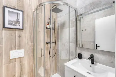 Salle de bains dans l'établissement F2 Pratignac