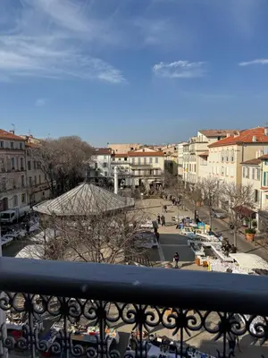 Vue générale sur Antibes ou vue de la ville depuis l'appartement