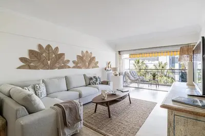 Coin salon dans l'établissement PALM BEACH, sea view apartment, 100m from beaches